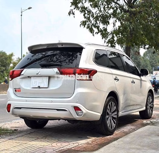 Mitsubishi Outlander CVT 2023 Trắng 7 chỗ