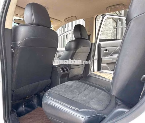 Mitsubishi Outlander CVT 2023 Trắng 7 chỗ