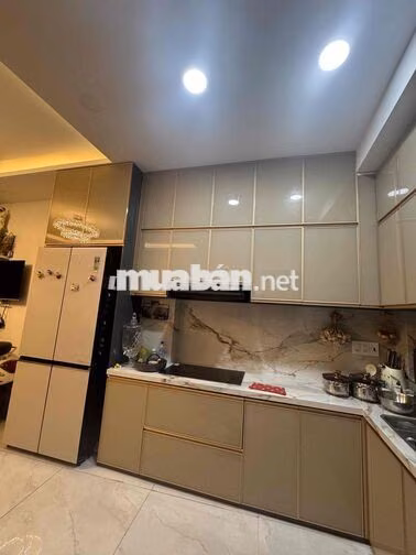 Nhà mới hoàn công đầy đủ , 3 tầng , sân thượng và chuồng Cu . Nội thât