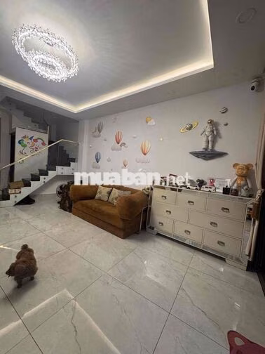 Nhà mới hoàn công đầy đủ , 3 tầng , sân thượng và chuồng Cu . Nội thât