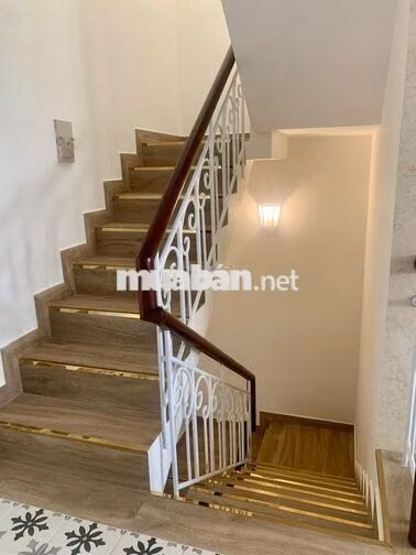 NHÀ ĐƯỜNG CỘNG HÒA  DIỆN TÍCH: 7X20M HẦM TRỆT 3 LẦU, CÓ THANG MÁY