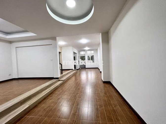 NHÀ ĐƯỜNG CỘNG HÒA  DIỆN TÍCH: 7X20M HẦM TRỆT 3 LẦU, CÓ THANG MÁY