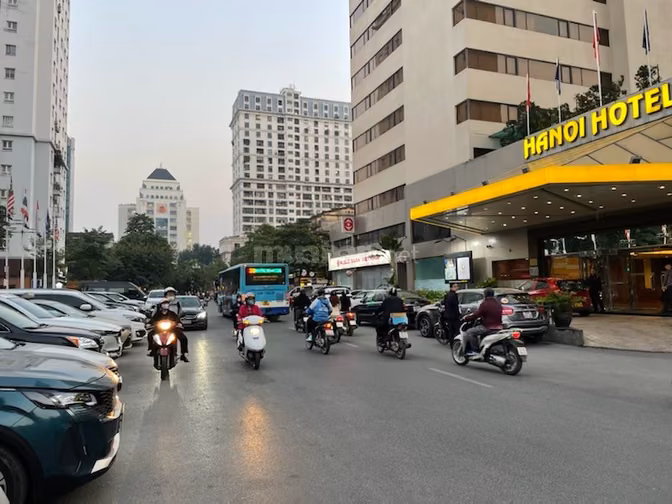 Cho Thuê MBKD Tầng 1 Nhà B1 Phố Trần Huy Liệu, Giảng Võ, HN