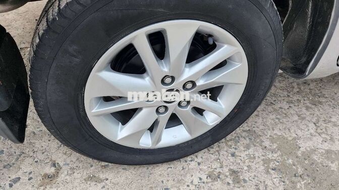 Toyota Innova 2.0E 2017 Số sàn Bạc 76.000 km