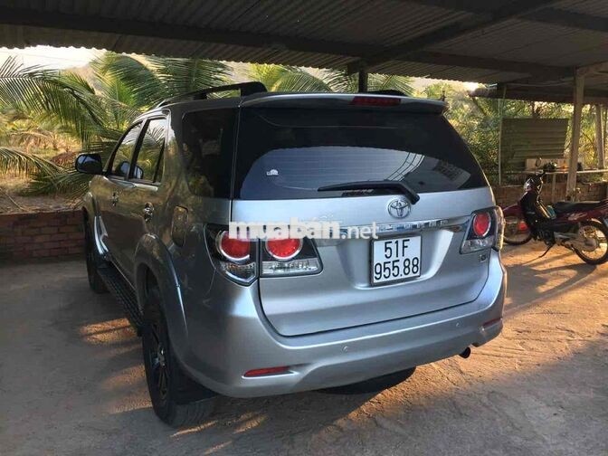 Toyota Fortuner 7 chỗ màu Bạc