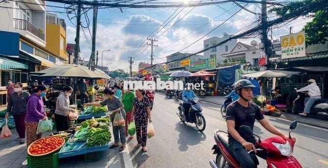 nhà ngay chợ kinh doanh buon bán gì cũng dc . 3p 2wc . 