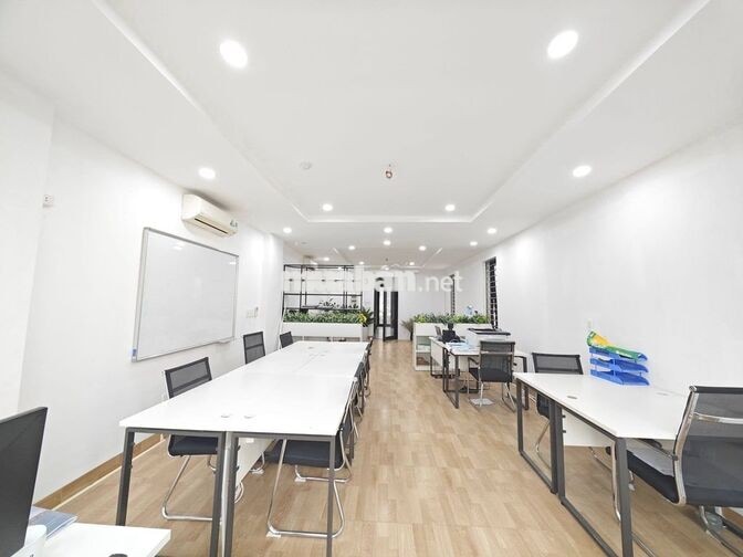 Cho thuê văn phòng Nguyên Hồng 50m2 giá chỉ 9tr view kính bãi oto gần