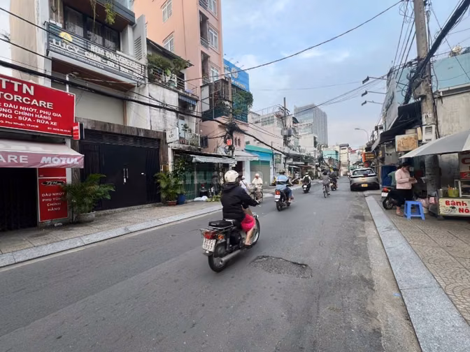 ⭐️Bán nhà DT:4x17m Mặt tiền kinh doanh Nguyễn Đình Chiểu, P4