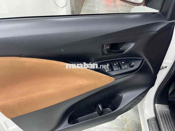 Toyota Innova 2.0 E Trắng Xe gia đình
