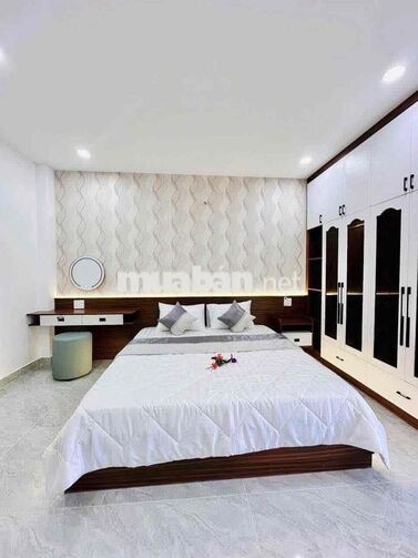 NHÀ MỚI ĐẸP. GẦN TRƯỜNG CẤP 1..2..3. TRỆT LỬNG 3 LẦU 4PN 6WC. SÂN Ô TO