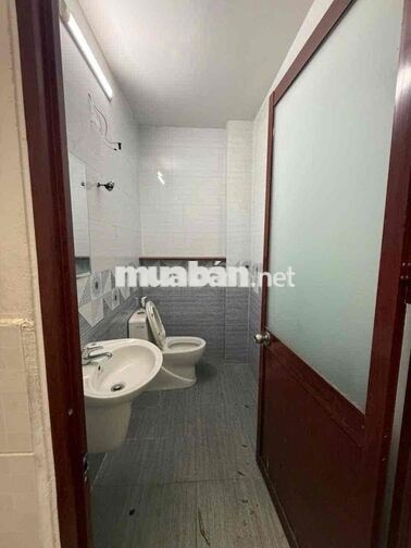 nhà 5x20m đúc lửng 2pn 2wc trệt trống suốt phù hợp làm may cắt