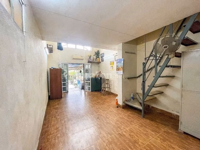 CHO THUÊ NHÀ NGUYÊN CĂN DT 200M² – SÂN Ô TÔ – GẦN HV CẢNH SÁT – 6 TRỆU