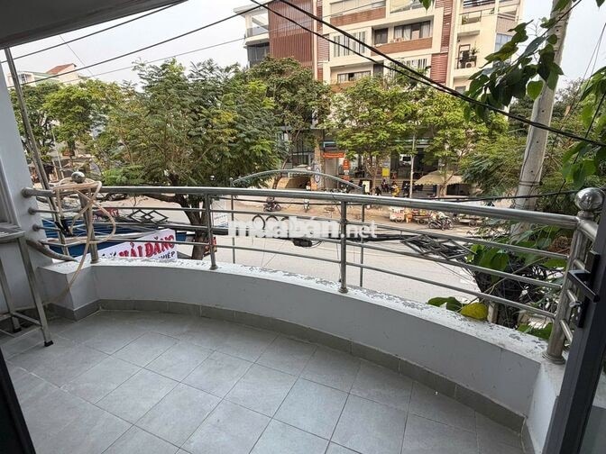 Phòng rộng, Đặng Thuỳ Trâm, full nội thất, có ban công