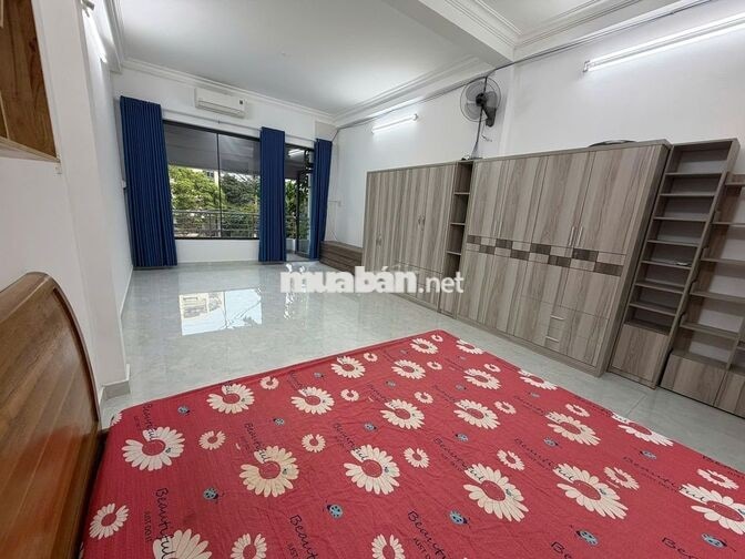 Phòng rộng, Đặng Thuỳ Trâm, full nội thất, có ban công
