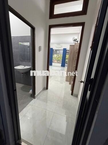 Phòng rộng, Đặng Thuỳ Trâm, full nội thất, có ban công