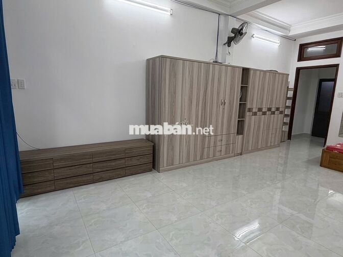 Phòng rộng, Đặng Thuỳ Trâm, full nội thất, có ban công