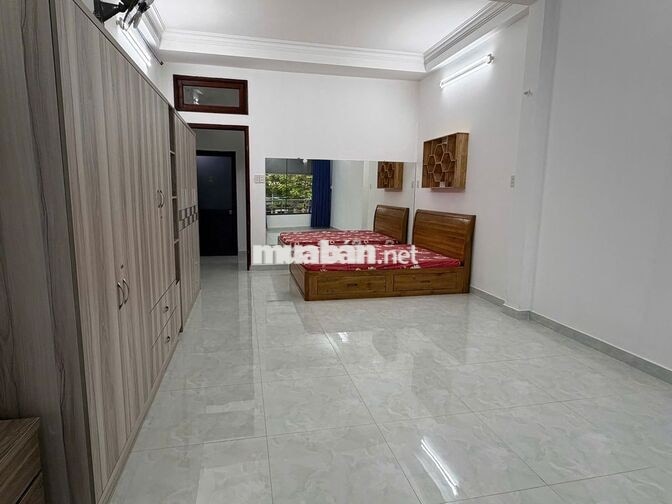 Phòng rộng, Đặng Thuỳ Trâm, full nội thất, có ban công
