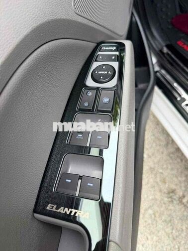 Hyundai Elantra 2018 Bản đủ cửa nóc Tự động