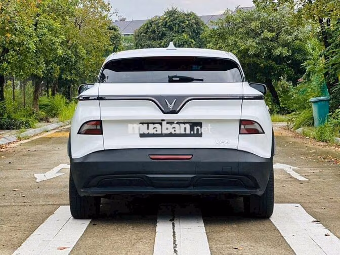 VinFast VF6 Plus SUV điện Trắng
