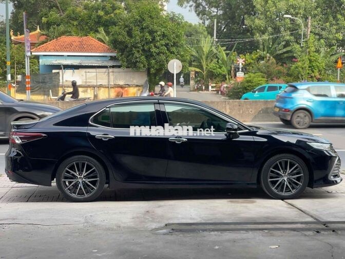 Toyota Camry 2.5Q 2022 Đen 50.000 km
