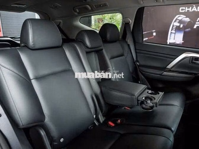 Mitsubishi Pajero Sport Trắng 7 chỗ SUV