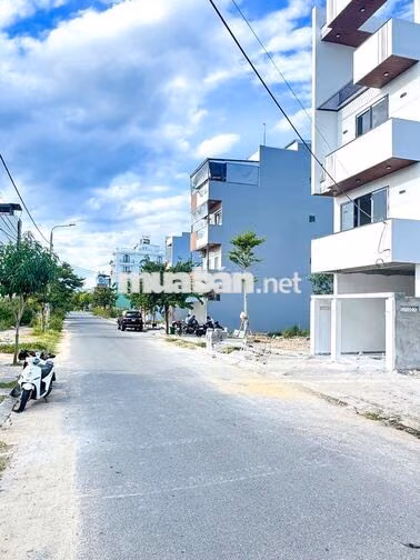 Lô 110m2 hướng Đông Nam sát bên Hòa Xuân 