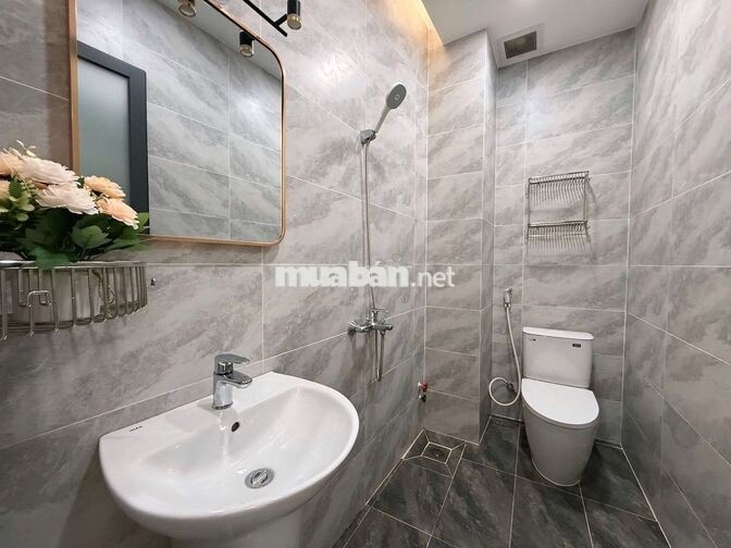 PHÒNG ĐẸP BAN CÔNG THOÁNG 5' TỚI CÔNG VIÊN ĐẦM SEN