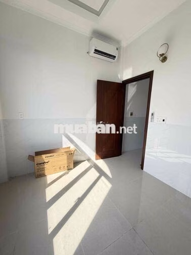 Nhà 2 lầu 3 phòng 3 máy lạnh hẻm Trần Hưng Đạo