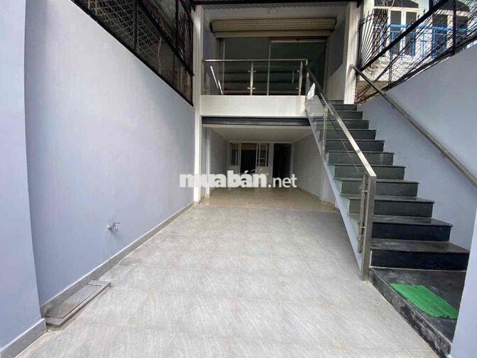 Cho thuê nhà mặt tiền lớn ngay gần Ga T3