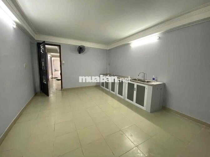 Cho thuê nhà mặt tiền lớn ngay gần Ga T3