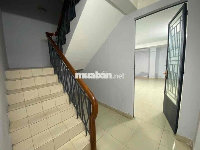 Cho thuê nhà mặt tiền lớn ngay gần Ga T3
