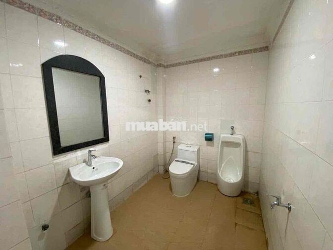 Cho thuê nhà mặt tiền lớn ngay gần Ga T3