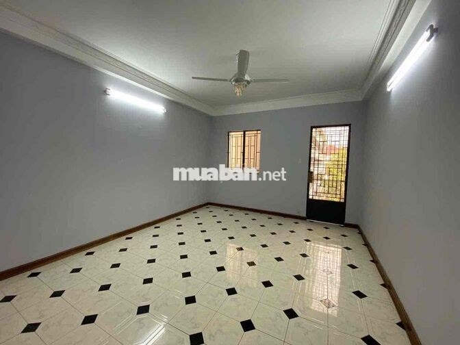 Cho thuê nhà mặt tiền lớn ngay gần Ga T3