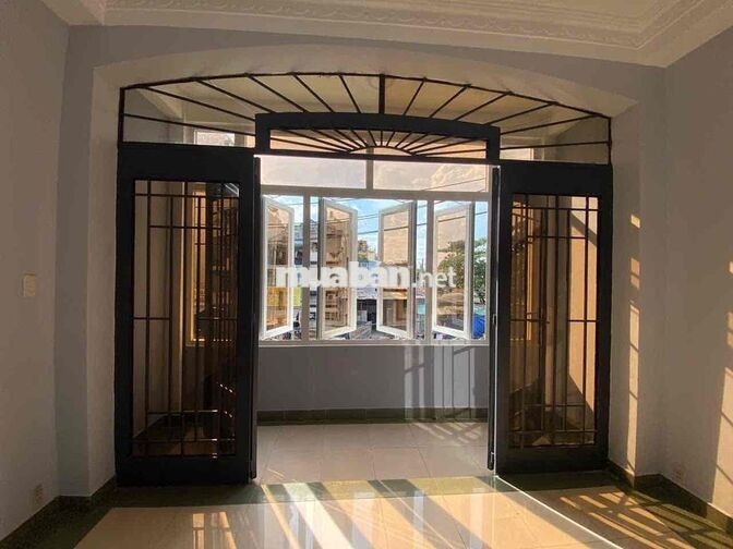 Cho thuê nhà mặt tiền lớn ngay gần Ga T3