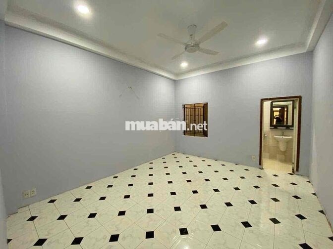 Cho thuê nhà mặt tiền lớn ngay gần Ga T3