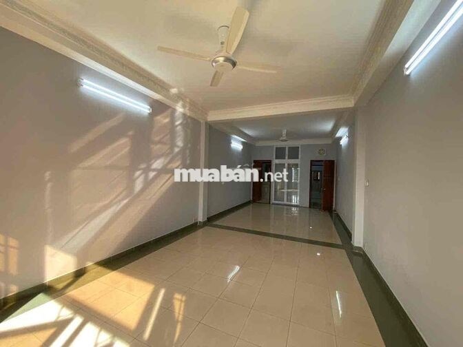 Cho thuê nhà mặt tiền lớn ngay gần Ga T3