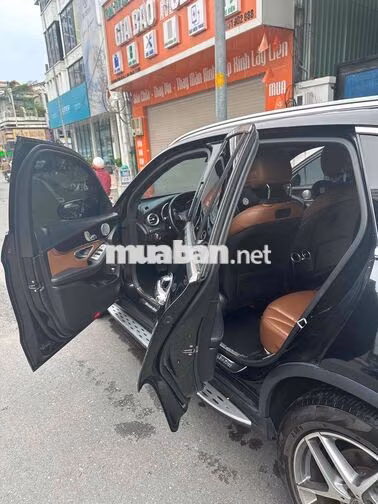 Mercedes-Benz GLC Đen Da Cao Cấp 5 Chỗ
