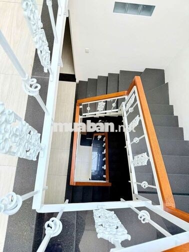 Nhà mặt tiền đường xe hơi tận cửa nhà 
