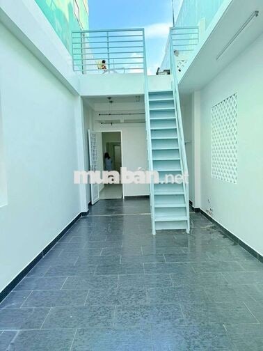 Nhà mặt tiền đường xe hơi tận cửa nhà 