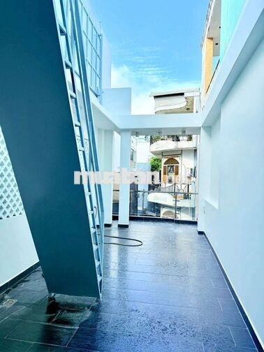 Nhà mặt tiền đường xe hơi tận cửa nhà 