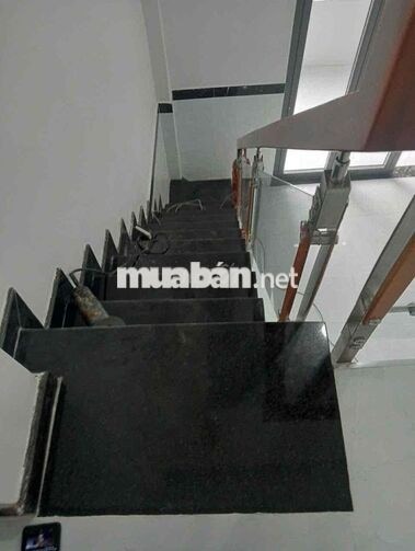 nhà mới đẹp 1 lầu lửng 3pn1wc  có sân rộng