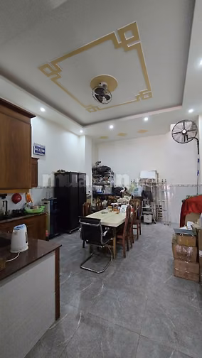 Nhà phố 3 tầng, mặt tiền đường lớn