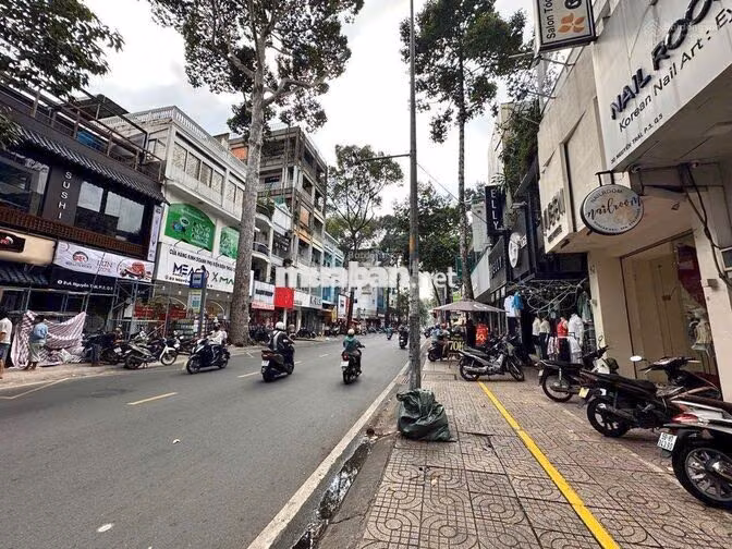 Shop thời trang 79 Nguyễn Trãi, Q5. Dt: 10x8m, Kc: trệt 1 lầu. Gía: 85