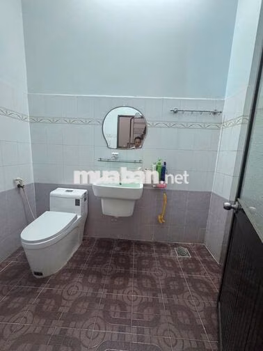 Cho thuê nhà nguyên căn, 1 trệt, 2 lầu và 1 sân thượng