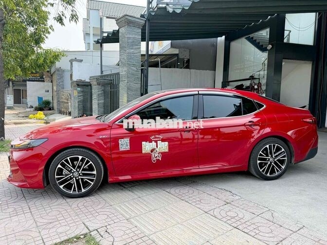Toyota Camry 2.5Q HEV TOP 2025 lướt giá còn bớt