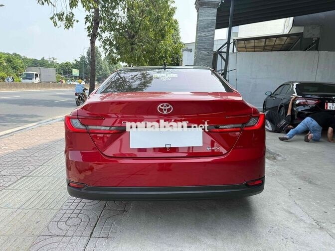 Toyota Camry 2.5Q HEV TOP 2025 lướt giá còn bớt