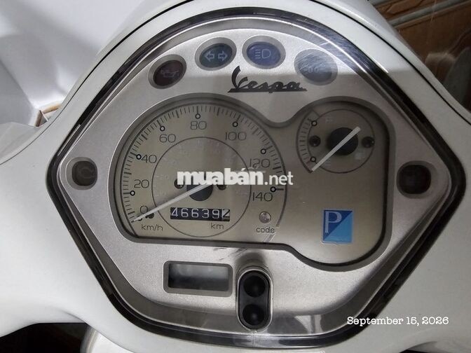 Vespa LX 125ie trắng, phiên bản đặt biệt trái táo