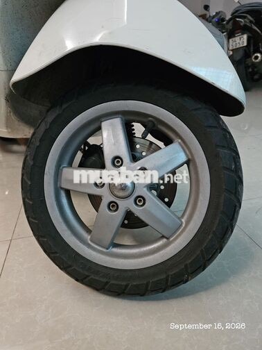 Vespa LX 125ie trắng, phiên bản đặt biệt trái táo