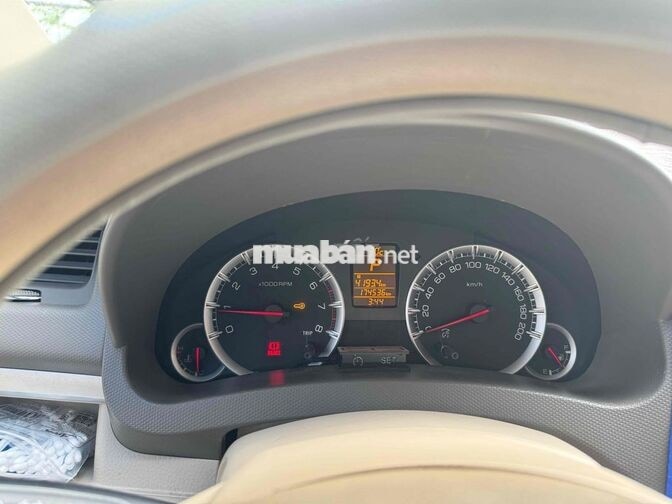 Suzuki Ertiga 7 chỗ màu Bạc