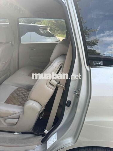 Suzuki Ertiga 7 chỗ màu Bạc